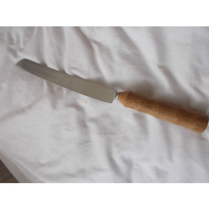 BREAD KNIFE /STAINLESS WOODEN SHAPED HANDLE VINTAGE (08/01) # # #
