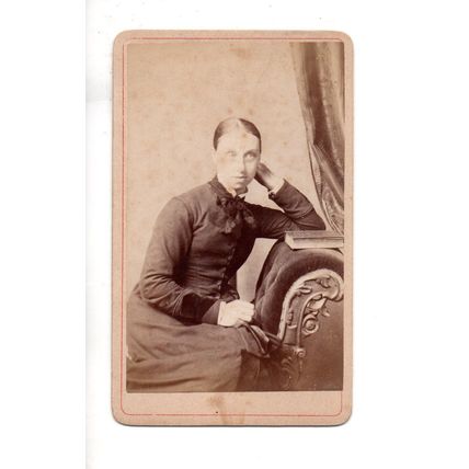 VICTORIAN CARTE-de-VISITE A LADY BY J.WHITE 32 HIGH STREET LITTLEHAMPTON (139)