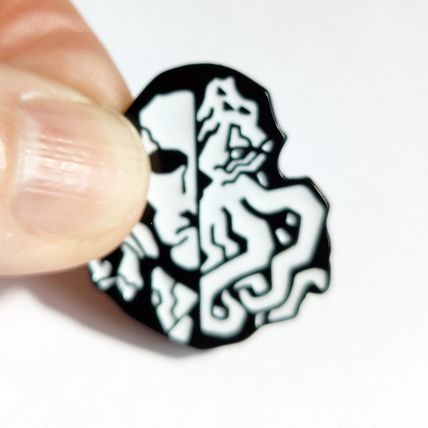 Pin Badge Skull Black & White Enamelled Metal 2.6 cm x 2.8 cm Comic Style BA137