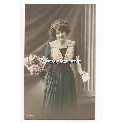 gla0050 - Young Lady in Green & Pink Dress, holding Bouquet - postcard