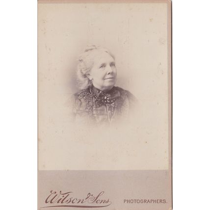 VICT,CABINET PHOTO -HAPPY OLDER LADY BY WILSON @ SONS,LONDON. NECKLACE