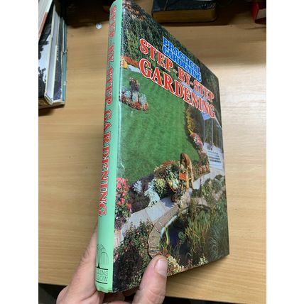 1982 "PRACTICAL GARDENING - STEP BY STEP GARDENING" LARGE HARDBACK BOOK (P6)