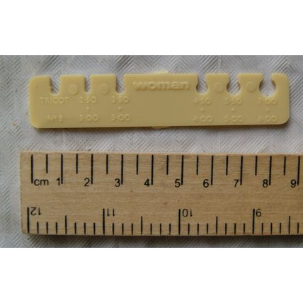 Vintage: Woman plastic knitting needle size gauge - Tricot / No. 3