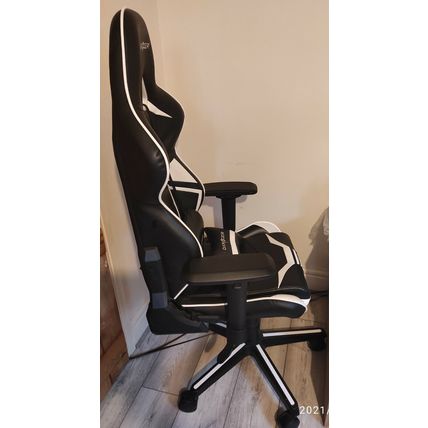DX RACER GAMING CHAIR - EXCELLENT CONDITION.