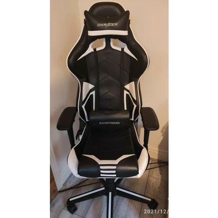 DX RACER GAMING CHAIR - EXCELLENT CONDITION.