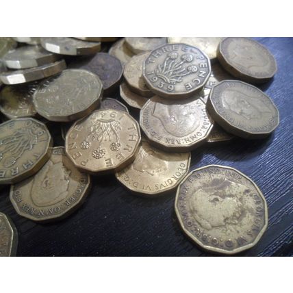 Bulk lot of George VI brass threepences - 100 coins.