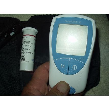ROCHE COAGUCHEK XS WARFARIN METER MONITOR WITH CASE, 5 EXP STRIPS & FASTCLIX