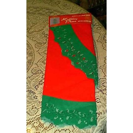 NEW CHRISTMAS TREE 48" HOLIDAY PLACE GREEN HOLLY & RED FELT TREE SKIRT