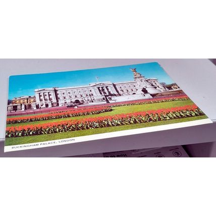 BUCKINGHAM PALACE : LONDON : POSTCARD