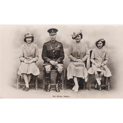 B35 THE ROYAL FAMILY GROUP POSTCARD