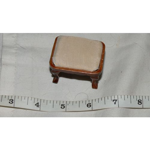 1/12th Doll Dollshouse Georgian Style Stool with Beige Cushion