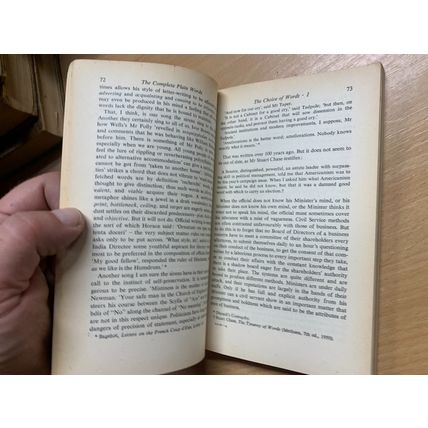 1967 SIR ERNEST GOWERS "THE COMPLETE PLAIN WORDS" LANGUAGE PAPERBACK BOOK (P2)
