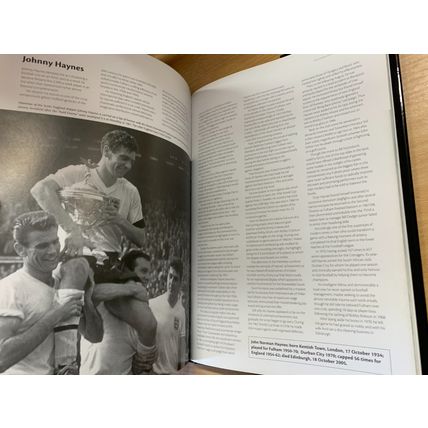 2008 "THE BOOK OF FOOTBALL OBITUARIES" 1ST ED ILLUSTRATED 1.2kg HB BOOK (P7)