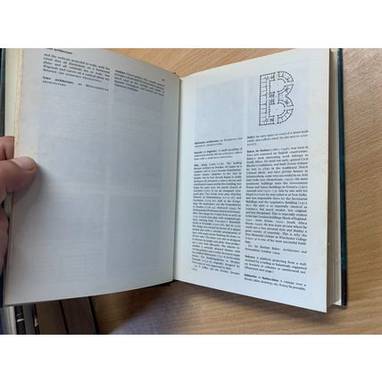 1975 "A DICTIONARY OF ARCHTECTURE" ILLUSTRATED VINTAGE HARDBACK BOOK (P5)