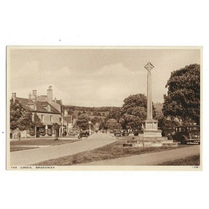 The Green And War Memorial, Broadway, Worcestershire, RP Postcard.