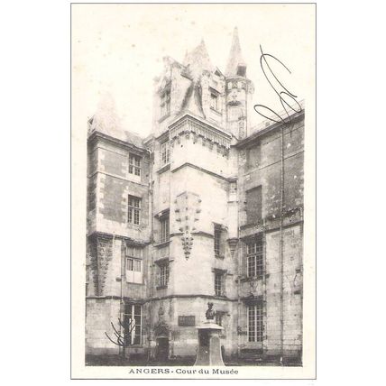 49 - Angers - cour du musée