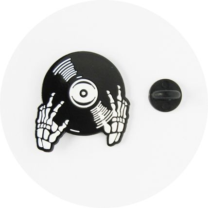 Pin Badge Record Black & White Enameled Metal 3 cm x 3.2cm Horror DJ BA57