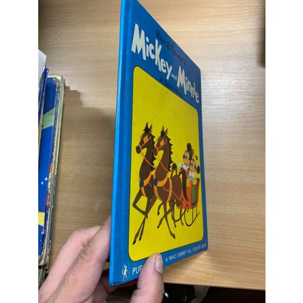 1969 WALT DISNEY "MICKEY & MINNIE AT SAINT MORITZ" VINTAGE UK HARDBACK BOOK (LL)