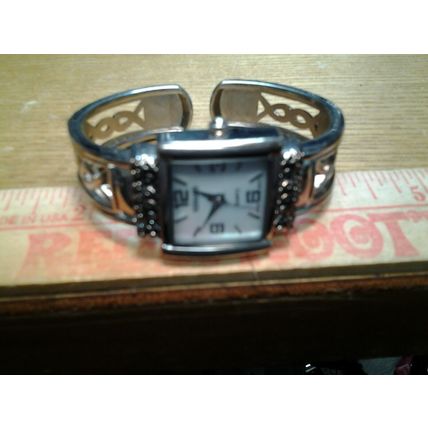 Women's silver Tone Kessaris Watch, Bangle Bracelet
