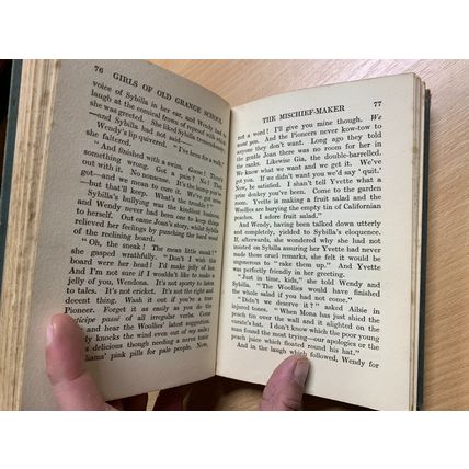 c1920s MAY WYNNE "THE GIRLS OF OLD GRANGE SCHOOL" FICTION HARDBACK BOOK (P3) AA