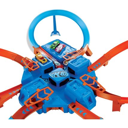 Hot Wheels Toy Car Track Set, Criss Cross Crash with 1:64 Scale Vehicle, Powered
