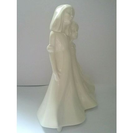 ROYAL WORCESTER, FRIENDSHIP , 2004. Moments Series, Beautiful, Very Rare.