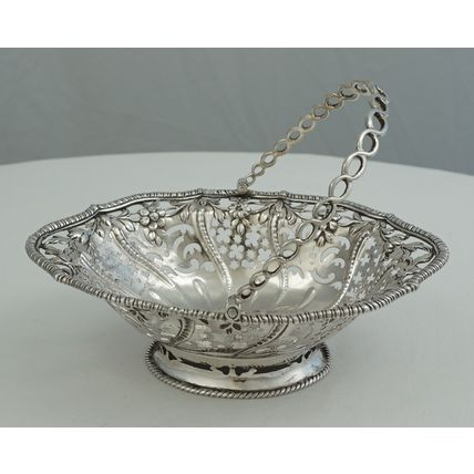 6" Swing Handled Epergne Sweetmeats Basket, London 1768, Thomas Foster, 152mm