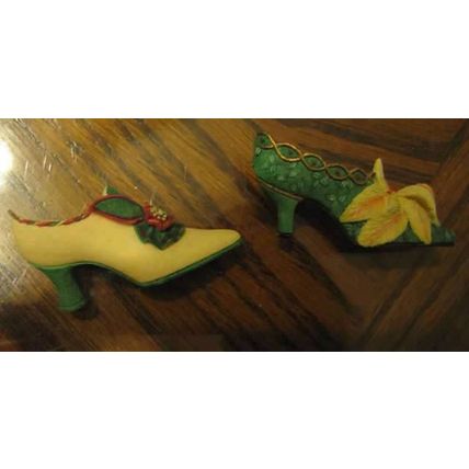 2 PRETTY DUTTON HALL VICTORIAN GREEN & BEIGE SHOES BROOCH PINS