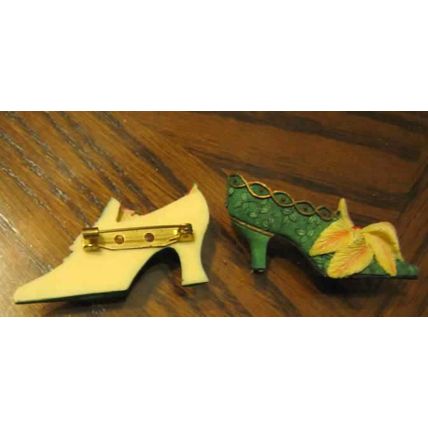 2 PRETTY DUTTON HALL VICTORIAN GREEN & BEIGE SHOES BROOCH PINS