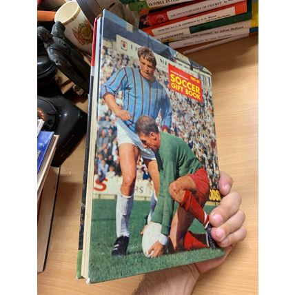1967 "CHARLIE BUCHAN'S SOCCER GIFT BOOK 1967-68" FOOTBALL ANNUAL HB BOOK (P4)