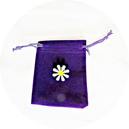 Daisy Enamelled Pin Badge Metal in velvet bag 2.5 cm x 2.5 cm Gift Badges BA61