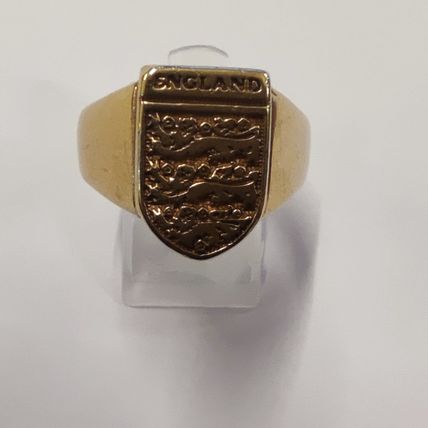 GOLD ENGLAND RING Three Lions Football ring Size S - T 8.3grams approx