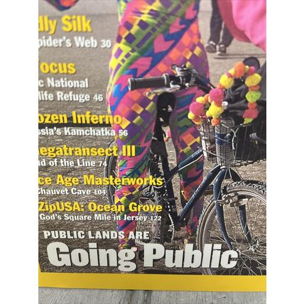 National Geographic Magazine August 2001 Going Public - Vintage Collectable