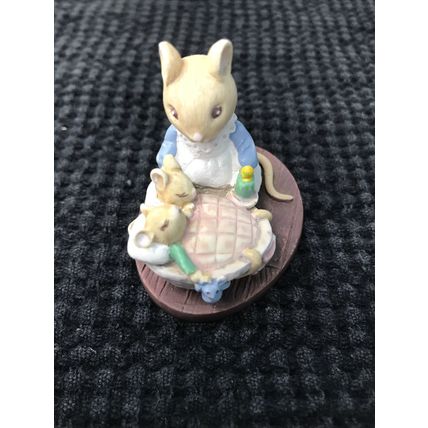 Small mother Mouse figurine with children