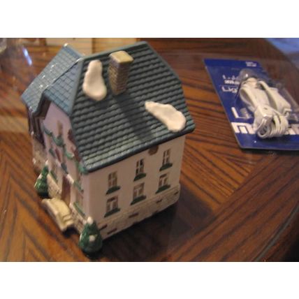 LIGHTED CHRISTMAS VILLAGE PORCELAIN ANTIQUES SHOP STORE HOUSE & LIGHT CORD