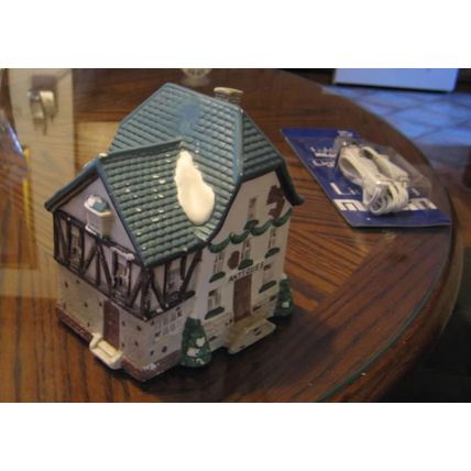 LIGHTED CHRISTMAS VILLAGE PORCELAIN ANTIQUES SHOP STORE HOUSE & LIGHT CORD