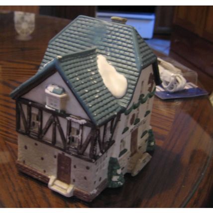 LIGHTED CHRISTMAS VILLAGE PORCELAIN ANTIQUES SHOP STORE HOUSE & LIGHT CORD