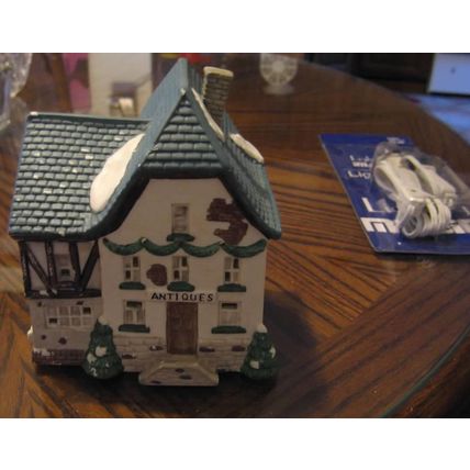 LIGHTED CHRISTMAS VILLAGE PORCELAIN ANTIQUES SHOP STORE HOUSE & LIGHT CORD