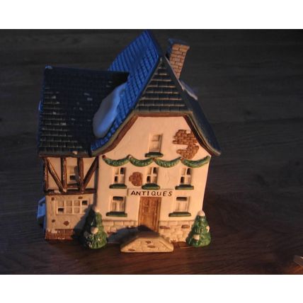 LIGHTED CHRISTMAS VILLAGE PORCELAIN ANTIQUES SHOP STORE HOUSE & LIGHT CORD