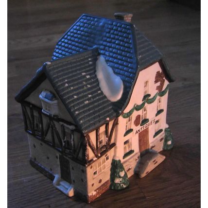 LIGHTED CHRISTMAS VILLAGE PORCELAIN ANTIQUES SHOP STORE HOUSE & LIGHT CORD