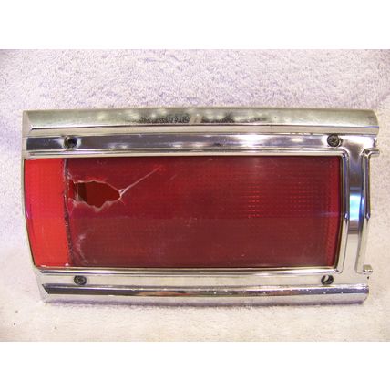 1971 PLYMOUTH CUSTOM SUBURBAN PS INNER TAILLIGHT LENS & HOUSING STATION WAGON