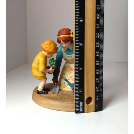 "Helping Mom" Figurine Good Housekeeping - Jessie Willcox Smith 1986 Porcelain