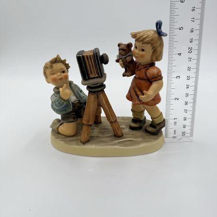 Hummel Celebration CLUB 25 Yrs 1977-2002 Camera Ready Porcelain Figurine Goebel