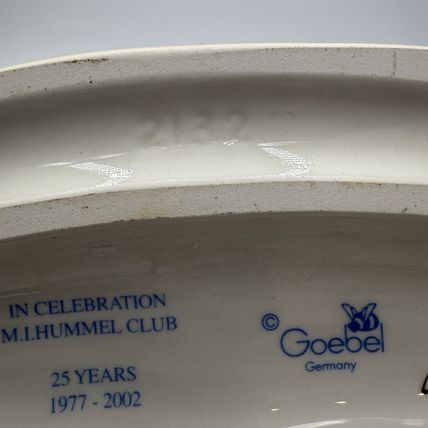 Hummel Celebration CLUB 25 Yrs 1977-2002 Camera Ready Porcelain Figurine Goebel