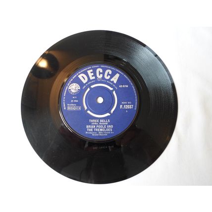 7" 1964.BRIAN POOLE AND THE TREMELOES.THREE BELLS.DECCA.F.120037. NEAR MINT