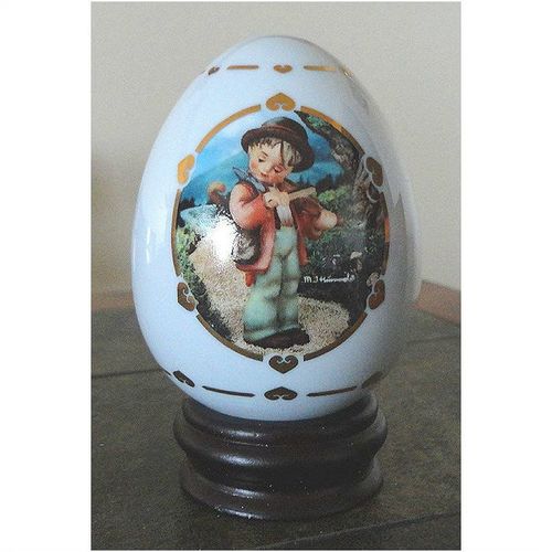 Porcelain egg Little Fiddler 1994 M. I. Hummel Danbury Mint vintage collectible