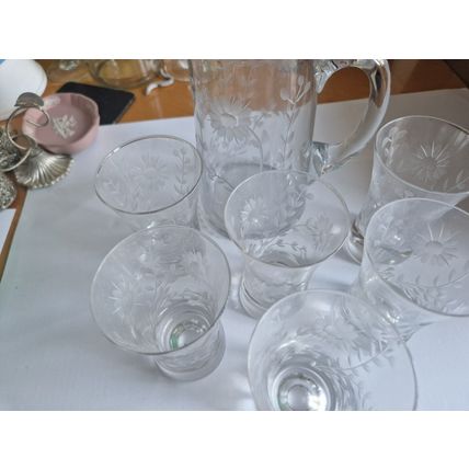 VINTAGE DAISY CUT GLASS JUG AND 6 GLASSES
