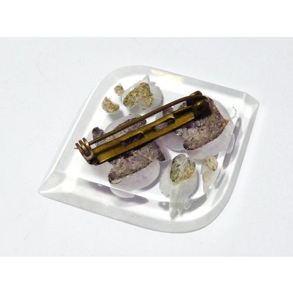 VINTAGE Pretty Clear Lilac & Pale Green Reversed Carved Lucite Floral BROOCH