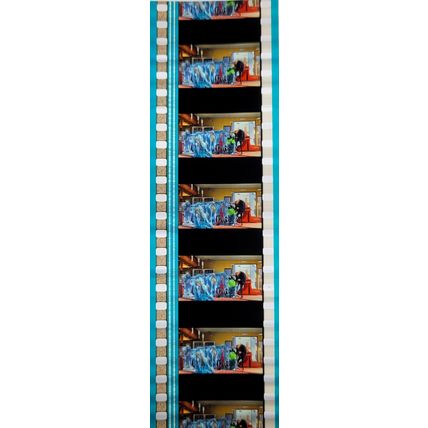 Pk GEB - i - MIX - C071s . 1 STRIP OF 5 - 35MM FILM CELLS. ( Despicable Me ? )