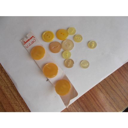 BUTTONS ODDS AS PHOTO SHOWS (10/05) # #